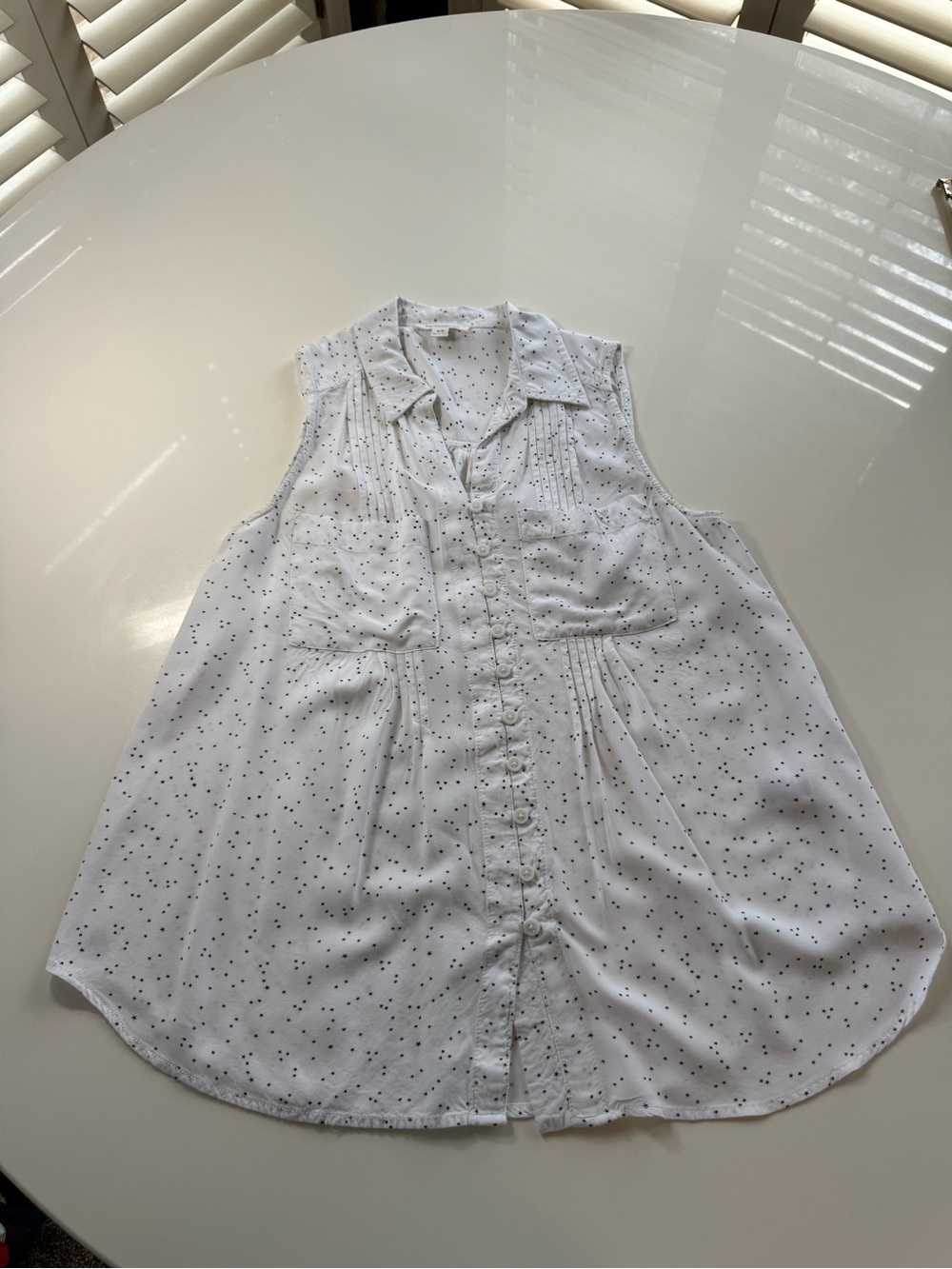 beachlunchlounge White Sleeveless Button-Down Star Print Top
